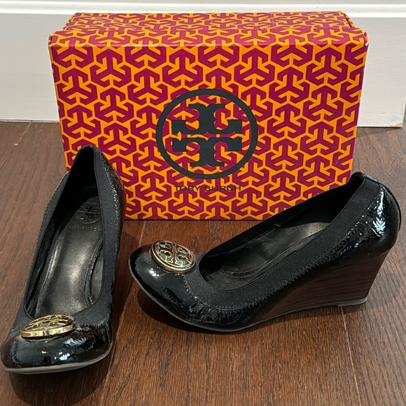 Tory Burch Women’s Black Patent Leather Caroline Wedges Size 7.5 - Picture 1 of 7